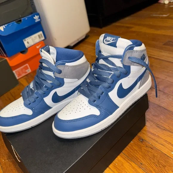Nike Air Jordan 1 Retro High OG "True Blue" sneaker - Picture 3 of 6